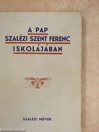 A pap Szalézi Szent Ferenc iskolájában