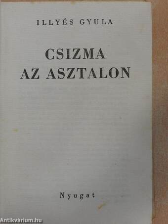 Csizma az asztalon