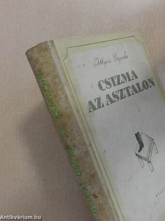 Csizma az asztalon