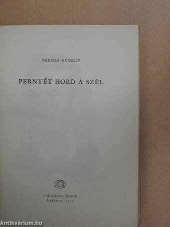 Pernyét hord a szél