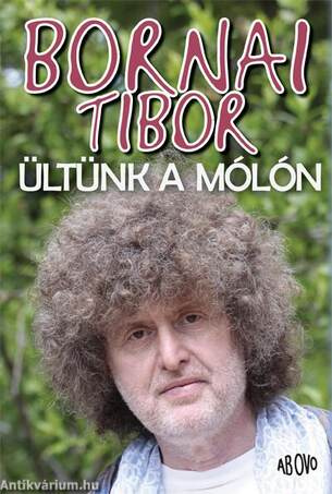 Ültünk a mólón