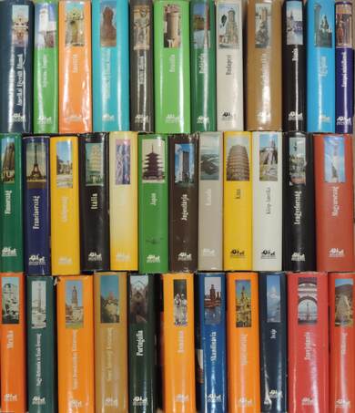 "35 kötet a Panoráma útikönyvek sorozatból (nem teljes sorozat)"