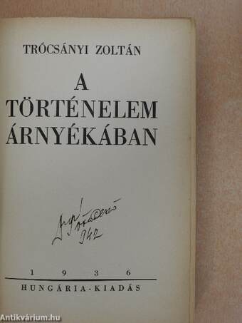 A történelem árnyékában