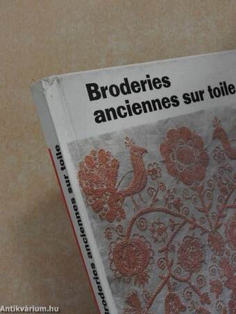 Broderies anciennes sur toile