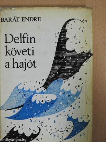 Delfin követi a hajót