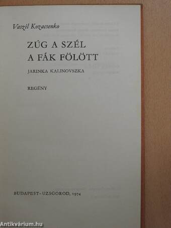 Zúg a szél a fák fölött