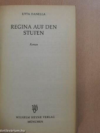 Regina auf den Stufen