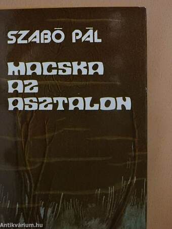 Macska az asztalon