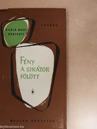 Fény a sikátor fölött