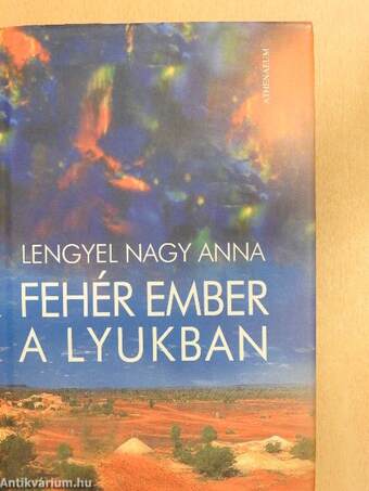 Fehér ember a lyukban