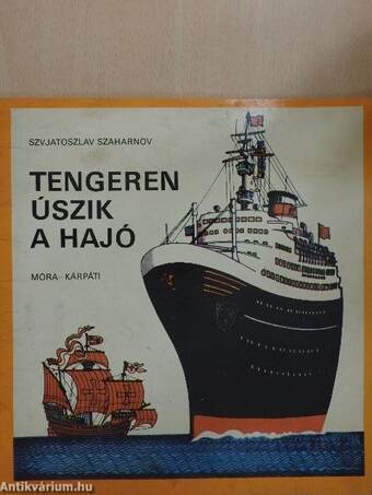 Tengeren úszik a hajó