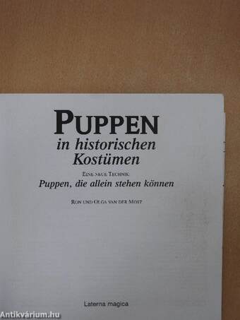 Puppen in historischen Kostümen