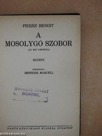 A mosolygó szobor