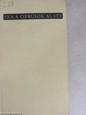 Tea a ciprusok alatt