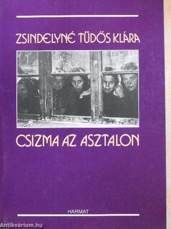 Csizma az asztalon