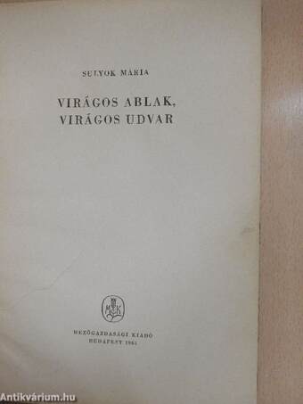 Virágos ablak, virágos udvar