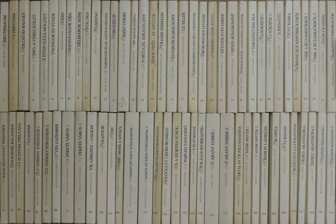 "70 kötet a Millenniumi könyvtár sorozatból (nem teljes sorozat)"