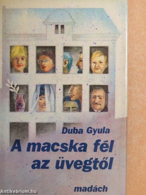 A macska fél az üvegtől