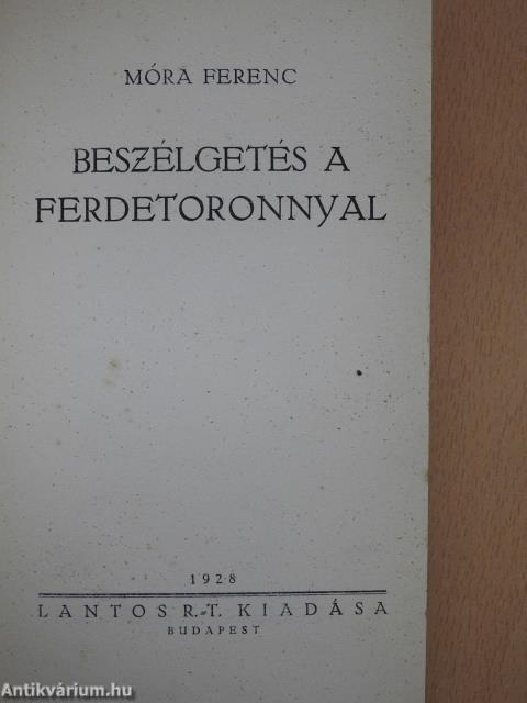 Beszélgetés a ferdetoronnyal