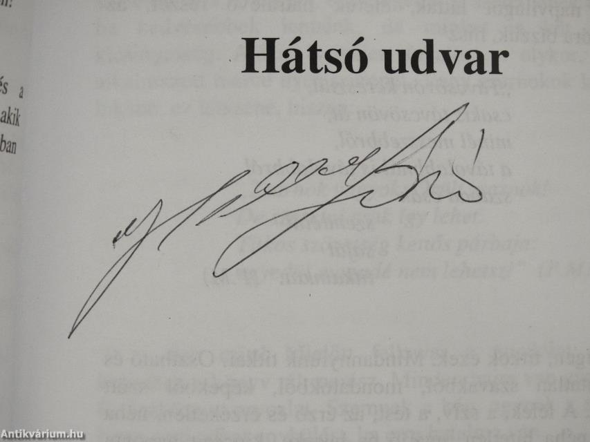 Hátsó udvar (aláírt példány)