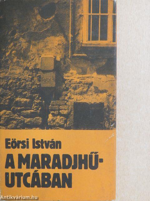 A Maradjhű-utcában