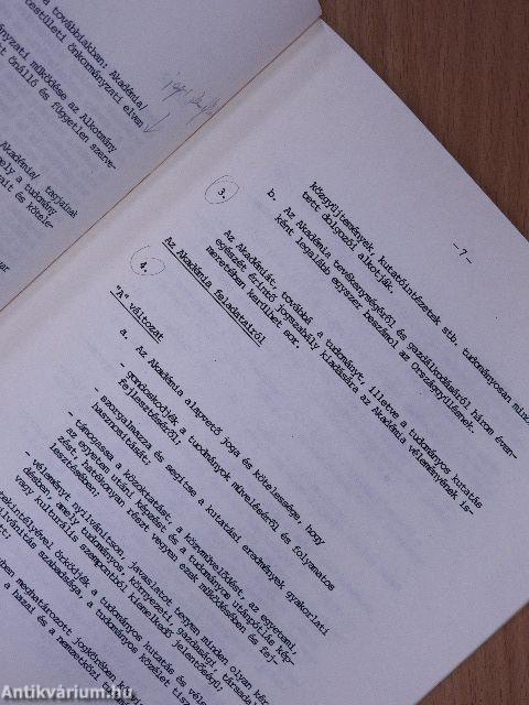 Elgondolások a Magyar Tudományos Akadémiáról szóló törvényre és a Magyar Tudományos Akadémia alapszabályaira