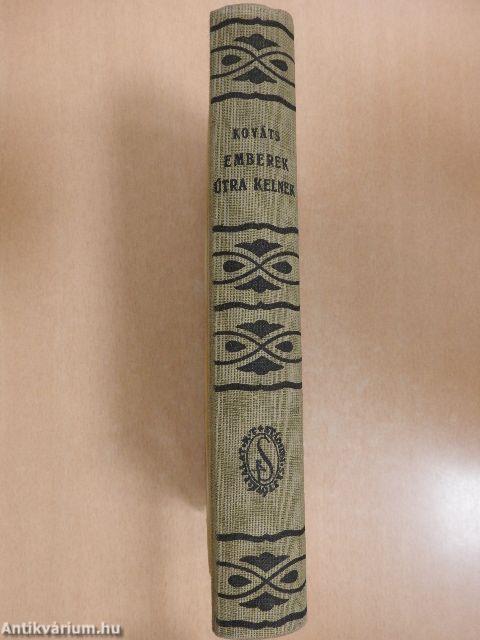 Emberek útra kelnek