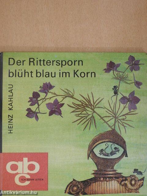 Der Rittersporn blüht blau im Korn