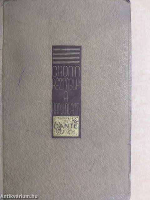 Réztábla a kapu alatt