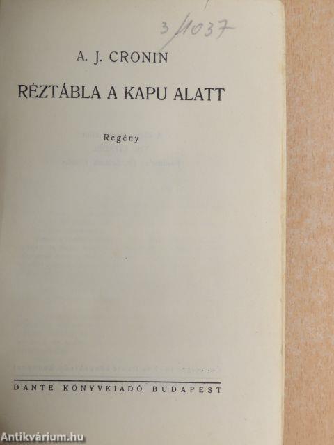 Réztábla a kapu alatt