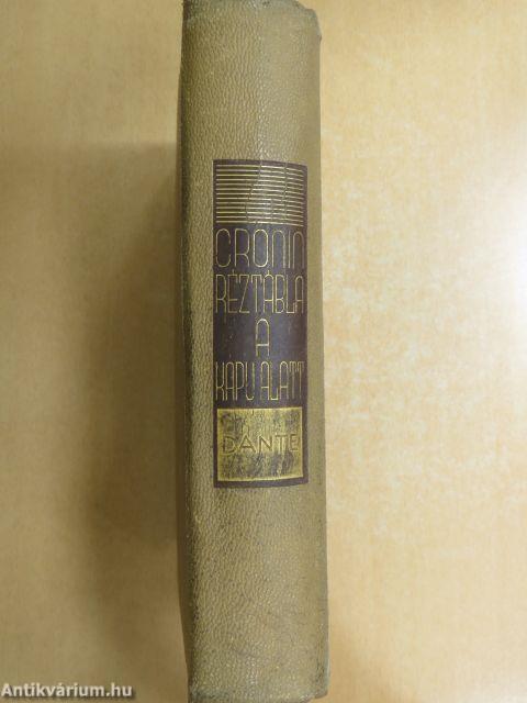 Réztábla a kapu alatt