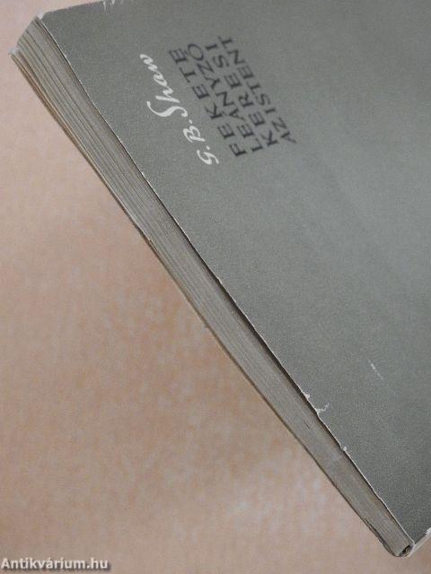 Fekete leányzó keresi az Istent