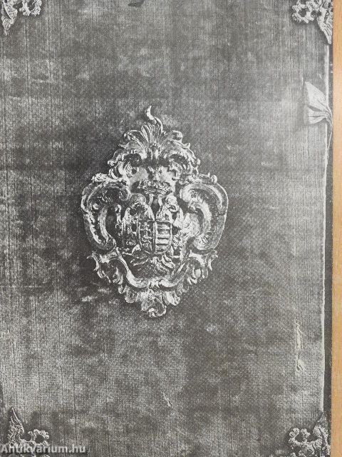 Könyvek és oklevelek Esztergomról