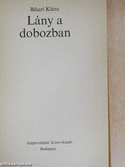 Lány a dobozban