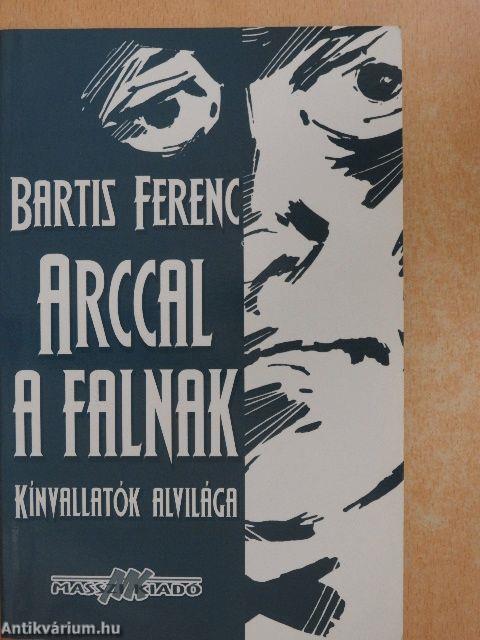 Arccal a falnak