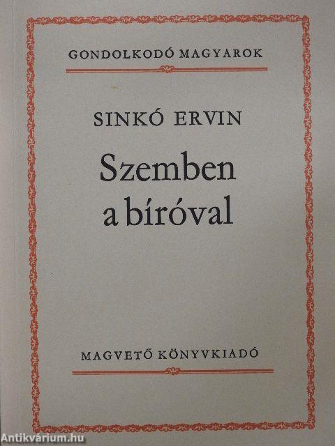 Szemben a bíróval