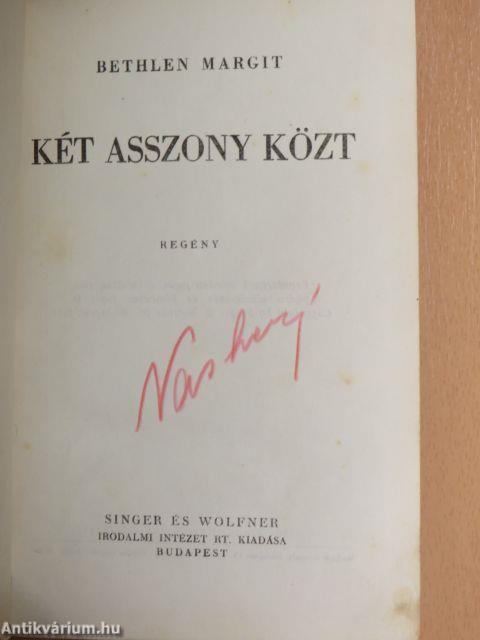 Két asszony közt