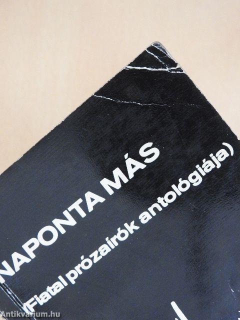 Naponta más