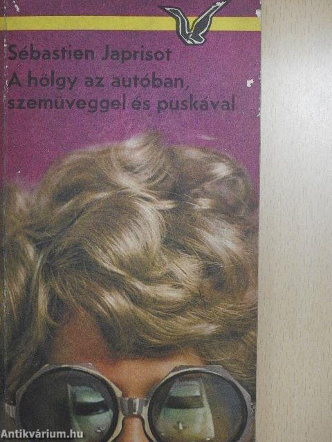 A hölgy az autóban, szemüveggel és puskával