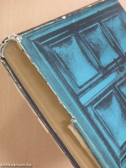 Zárt ajtók mögött