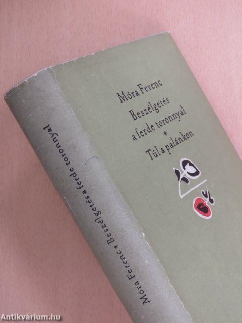 Beszélgetés a ferde toronnyal/Túl a palánkon