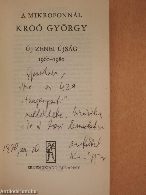 A mikrofonnál Kroó György (dedikált példány)