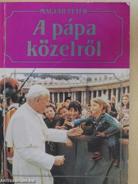 A pápa közelről