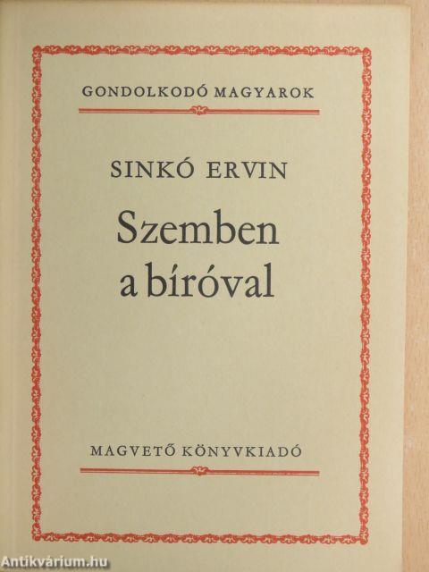 Szemben a bíróval