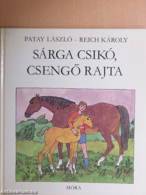 Sárga csikó, csengő rajta