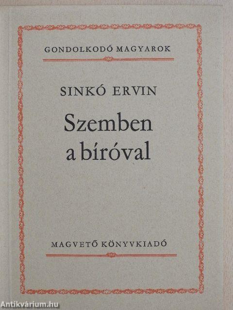 Szemben a bíróval