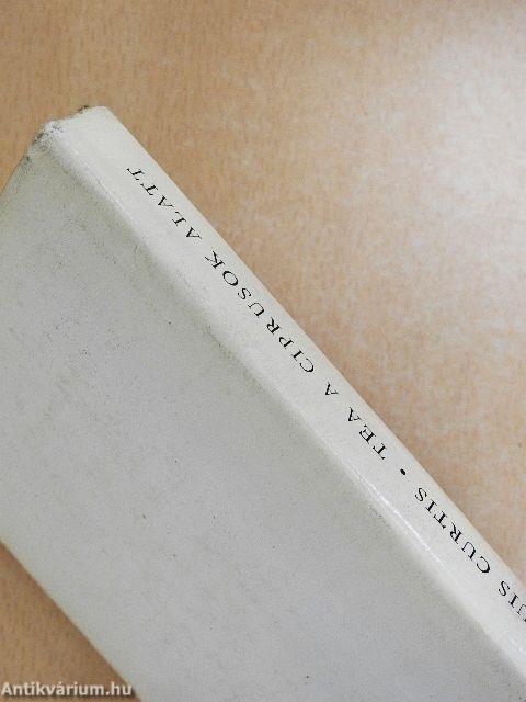 Tea a ciprusok alatt