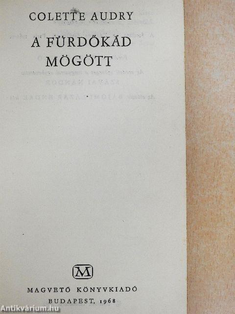 A fürdőkád mögött