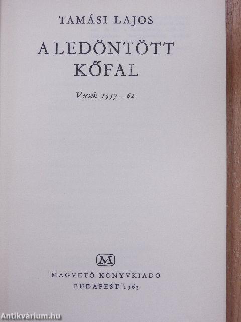 A ledöntött kőfal