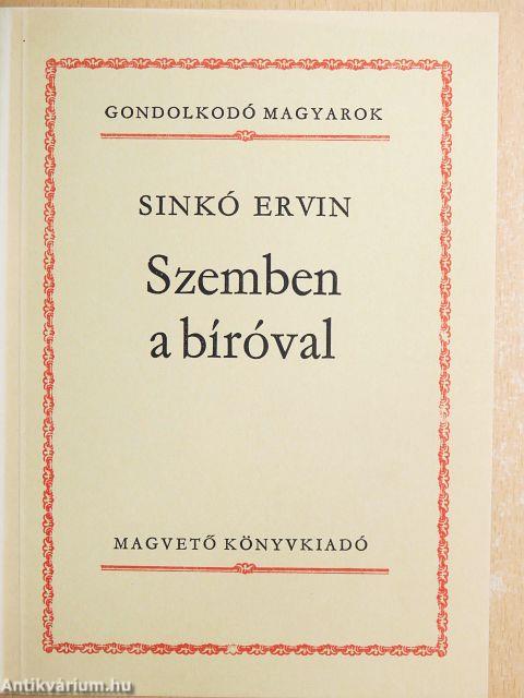 Szemben a bíróval